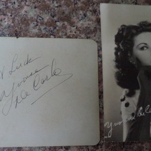 YVONNE DE CARLO (1922 – 2007) Autógrafo, assinado à mão na página do álbum mais cartão fotográfico pré-impresso The Munsters