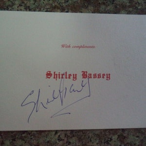 SHIRLEY BASSEY Autogramm, handsigniert auf persönlicher Karte von 1960 3 Bond 007 Titel Lieder