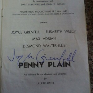 Può includere: Un programma in bianco e nero per la commedia "Penny Plain" al St. Martin's Theatre di Londra, Inghilterra. Il programma presenta i nomi degli attori, tra cui Joyce Grenfell, Elisabeth Welch, Max Adrian e Desmond Walter-Ellis. Il programma include anche il nome del regista, Laurier Lister.