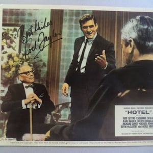 ROD TAYLOR (1930 – 2015) Autogramm, handsigniert auf einer britischen Eingangshalle zu dem Film ""HOTEL"" von 1967"