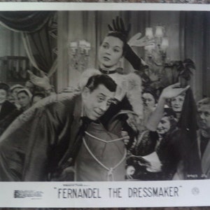 FERNANDEL (1903 – 1971) handtekening, met de hand ondertekend op 1956 UK Lobby Card "The Dressmaker"
