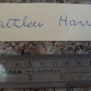 KATHLEEN HARRISON (1892 – 1995) Handtekening, handgeschreven pagina