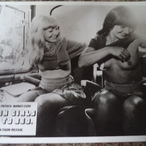 Quand les filles vont au lit, 2 cartes de réception britanniques Tigon Films des années 1970