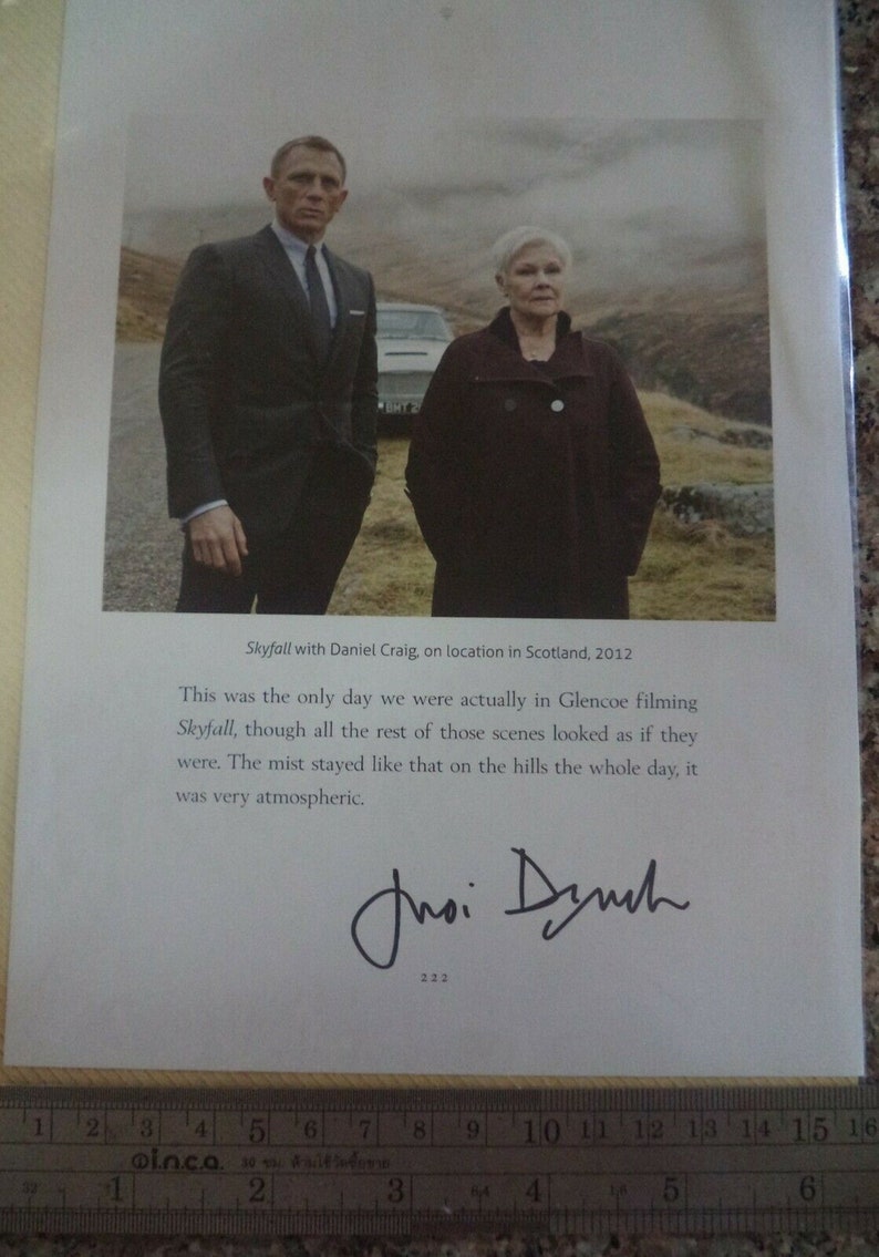 DAME JUDI DENCH Autógrafo, firmado a mano en la página del libro con foto de su filmación Skyfall con Daniel Craig imagen 1