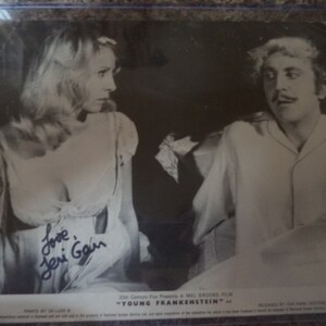 TERI GARR (1944-2024) Autogramm, handsigniert auf einer UK Lobbie Card 1974 für den Film "Young Frankenstein"