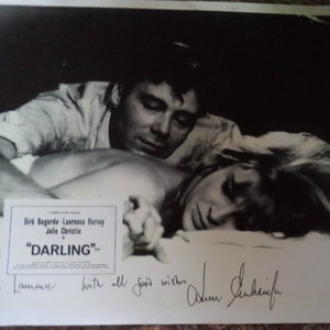 JOHN SCHLESINGER (1926 – 2003), handsigniert auf einer 26 x 20 cm großen Eingangshalle aus dem Film "DARLING" von 1965"