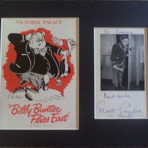 Billy Bunter Flies East GERALD CAMPION (1921 - 2002) Autogramm Aufsteller, handsignierte Fotokarte & Vintage Programmseite