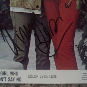 VIRNA LISI (1936 – 2014) handtekening, met de hand ondertekend op een US Lobby Card 1969 'The Girl Who Couldn't Say No'