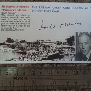 Autographe de HAROLD ATCHERLEY (1918 - 2017) signé à la main sur une carte spéciale « Burma Railway/Death Railway/Bridge On The River KWAI »