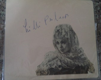 LILLI PALMER (1914 – 1986) Autógrafo, firmado a mano en página vintage