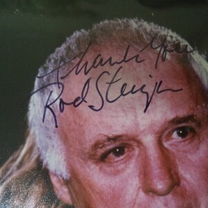 ROD STEIGER (1925 – 2002) Autogramm, handsigniert auf Fotodruck