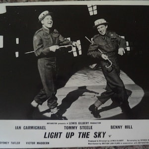 Light Up The Sky, ook bekend als SKYWATCH (1960) Zeldzame Lobby-kaartenset (8 kaarten) "The Army Kinema Corporation" SINGAPORE "Far East Land Forces"