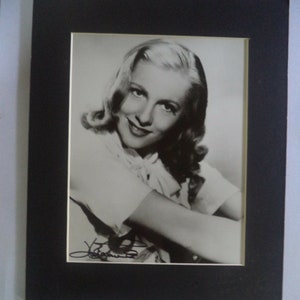 ジョーン・フォンテーヌ（1917年 - 2013年）の1940年代の写真に手書きでサインされた額装されたサインは、ヒッチコックの「レベッカ」に登場した。