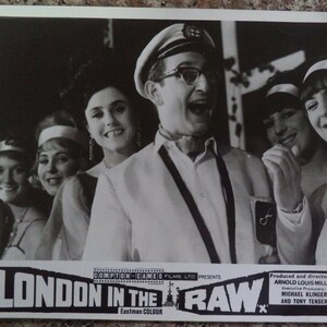 London In The Raw (1964) 3 zeldzame UK LOBBY CARDS Compton Cameo (pre Tigon) en een handelsadvertentie