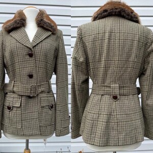 Peut inclure: Une veste à carreaux beige et marron dotée d'un col en fausse fourrure marron foncé, d'une ceinture en tissu assortie avec boucle, de deux poches à rabat sur le devant et de boutons marron foncé, présentée de face et de dos sur un mannequin.