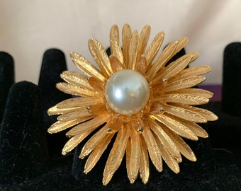 Vintage Flower / Pearl Broach