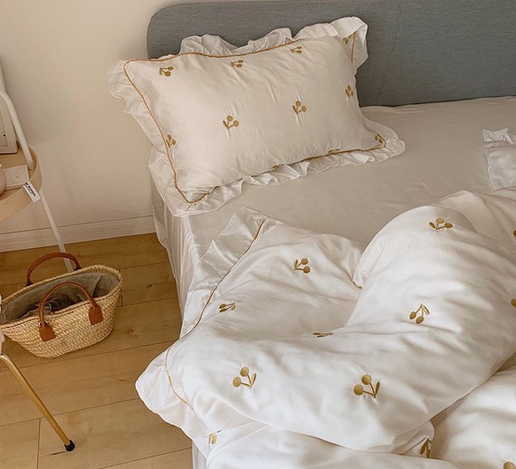 Silky Ruffle Bedding Set / Ivory White