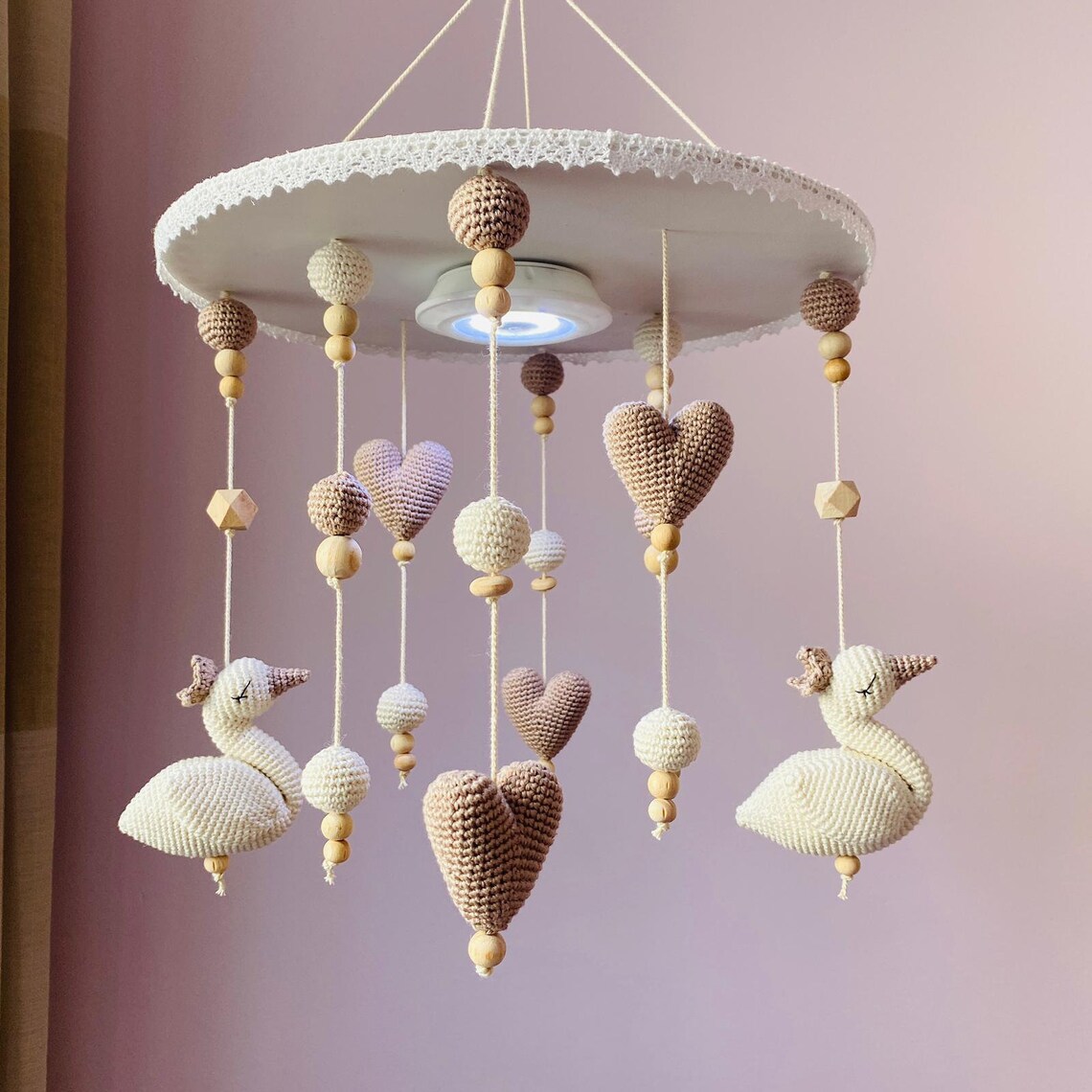 Baby Mobile Weißer Schwan Mit Krone - Niedliche Windspiele Fürs Kinderzimmer
