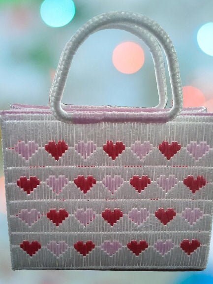 Bolsas hechas con malla de plastico y rafia sale
