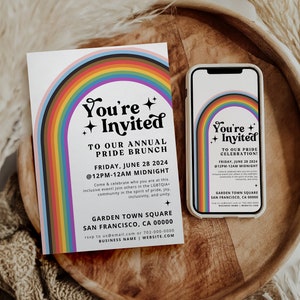 Puede incluir: Una invitación al Pride Brunch y un teléfono inteligente que muestra el mismo diseño. El diseño presenta un arco iris con las palabras "You're Invited" y los detalles del evento. La invitación está sobre un fondo blanco.