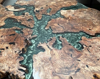 Tavolino da caffè in legno d'ulivo con bordo naturale: tavolo personalizzato con finitura effetto fiume in resina epossidica.