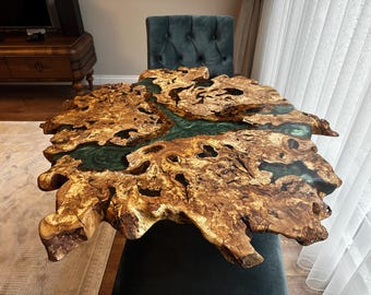 Tavolino da caffè in legno d'ulivo con bordo naturale e resina epossidica, pezzo forte con lastra di radica, fiume di resina personalizzato