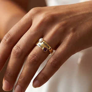 Bague avec pierre de naissance gravée personnalisée • Bague personnalisée avec prénoms d'enfants • Bijoux délicats avec prénom personnalisé en or • Empilage de bagues prénom • Cadeau de Noël