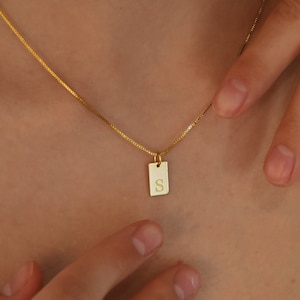Collar con etiqueta inicial • Collar con inicial de barra múltiple • Collar con dije pequeño con cadena de caja • Regalo personalizado para mejor amiga • Regalo de cumpleaños