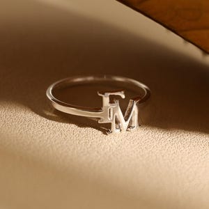 Bague initiale double • Bague couple initiales • Bague lettre personnalisée • Bague fine personnalisée • Bagues couple • Bagues gravées empilables • Cadeau d'anniversaire