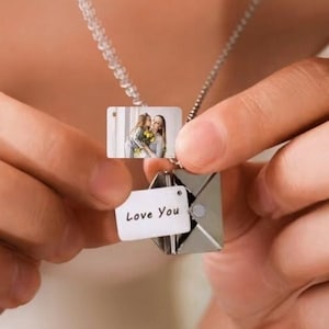 Medallón con foto grabado personalizado • Joyas de relación sentimental • Collar de pareja con sobre de correo dorado • Regalo moderno para el mejor amigo • Regalo para mamá