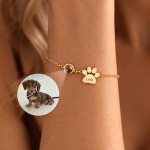 Armband med graverat tassavtryck och foto • Armband med husdjursnamn och foto • Personligt armband med projektion för husdjur • Gåva till husdjursälskare • Minnesgåva för husdjur