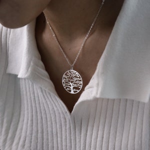 Collier prénom gravé Collier prénom personnalisé Collier arbre de vie Collier prénoms multiples Cadeau pour la famille Cadeau pour maman image 3