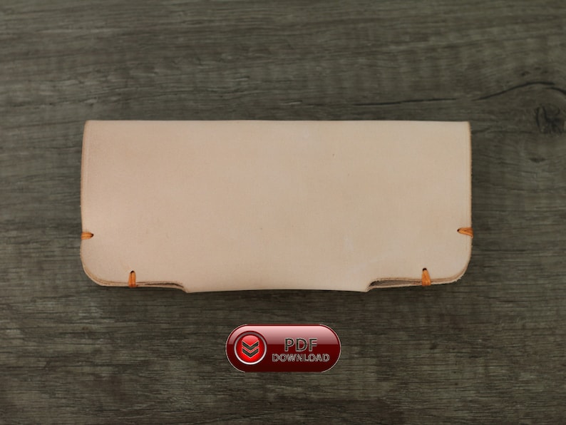 Puede incluir: Una cartera de cuero de color beige claro con costuras naranjas. La cartera rectangular tiene esquinas redondeadas y est&aacute; cerrada. La imagen incluye un bot&oacute;n rojo con el texto "PDF DOWNLOAD".