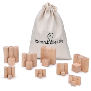 Op de afbeelding: Een set houten bouwblokken in verschillende maten en vormen, verpakt in een witte canvas tas met de tekst "ideen.kollektiv" erop gedrukt. De blokken zijn gemaakt van natuurlijk hout en hebben een gladde afwerking.