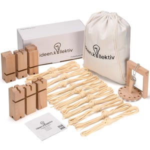 Può includere: Un set di costruzione di torri in legno con 10 pezzi di corda, una base in legno e uno specchio piccolo. Il set viene fornito in una scatola bianca con il testo "ideen.kollektiv" e un logo a forma di lampadina. Il set viene fornito anche con una borsa a coulisse bianca con il testo "ideen.kollektiv" e un logo a forma di lampadina.