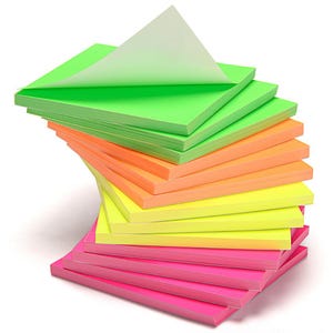 Peut inclure: Un bloc de notes autocollantes de couleurs néon. Les notes sont dans des tons de vert, orange, jaune et rose. La note du dessus est verte et a un coin décollé pour révéler l'adhésif.