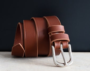Handcrafted belt in grooved leather