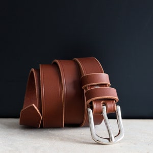 Handcrafted belt in grooved leather image 1