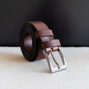 Custom-made belt in full-grain vegetable-tanned leather Brown