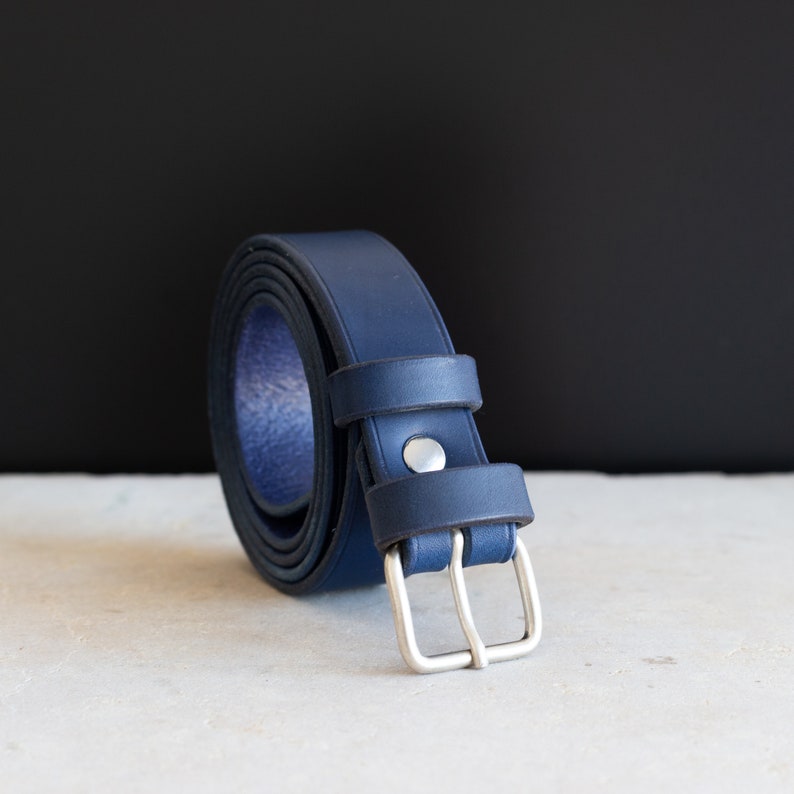 Handcrafted belt in grooved leather image 3