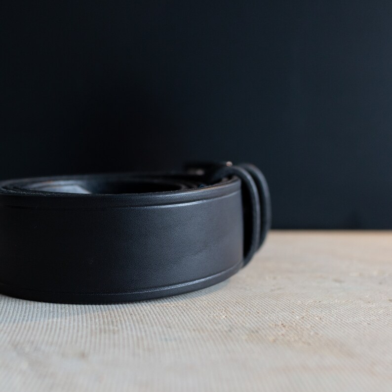 Handcrafted belt in grooved leather image 8