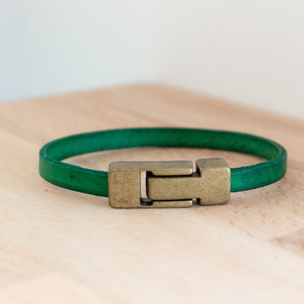 Bracelet fin en cuir vert sur mesure - fermoir aimanté - personnalisable