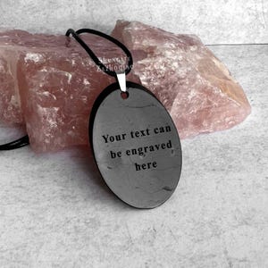Energiefluss Oval Anhänger - aus seltenem Raw Rock Shungit - natürlicher schwarzer Stein