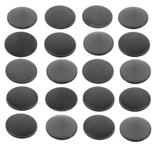 Puede incluir: Una colección de dieciséis piedras circulares de color gris oscuro con una superficie ligeramente texturizada. Algunas piedras tienen sutiles vetas. Las piedras están dispuestas en un patrón de cuadrícula sobre un fondo blanco.