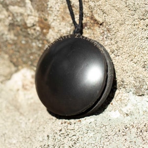 Kraftvoller Schungit Schutz Anhänger | Herren Schwarzer Stein Halskette | EMF Schild Amulett | Spiritueller Erdungsschmuck für Sie und Ihn