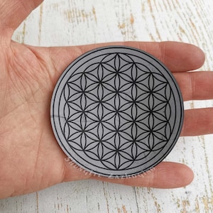Livets blomma - Stor rund shungitplatta - 7 cm - Stor polerad shungitskiva med EMF-skydd