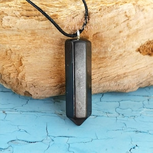Wächter Kristall - Amulett für spirituellen Schutz und Energie - Authentischer Schungit Kristall Anhänger - Natürlicher Schwarzer Stein mit Fullerenen