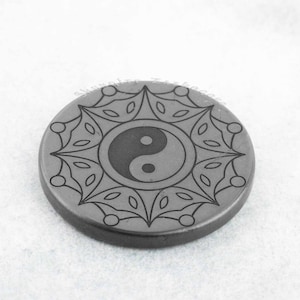 Yin Yang - Ochronna naklejka na telefon komórkowy - Wykonana z rzadkiego autentycznego kamienia szungitu c60 - 1,2 cala / 3 cm