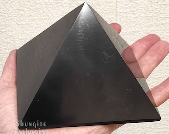Große Größe 4 inches Schungit Pyramide | Echter Schungit Pyramide 10 cm | Schwarze Schungit Pyramide, EMF Schutz Schungit Pyramide Poliert 100 mm