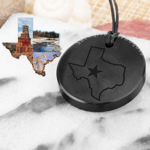 Pendentif gravé par l'État du Texas - Collier unique en pierre de shungite c60 rare pour la fierté et l'esprit du Texan - 1,4 pouces